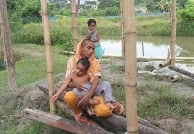 অসহায় মায়ের ৫০০ টাকার ভাড়ার জন্য চুল বিক্রি, তবু জোটেনি ঘর রেললাইনের পাশে দুই সন্তান নিয়ে রেহানার মানবেতর জীবন; সরকারি আবাসন-সহায়তা কোথায়? বাঁশের কাঠামো পড়ে আছে মাসের পর মাস—একজন অসহায় মায়ের আকুতি, ‘সরকার আমাকে একটা ঘর দিক’ অসহায় মায়ের ৫০০ টাকার ভাড়ার জন্য চুল বিক্রি, তবু জোটেনি ঘর রেললাইনের পাশে দুই সন্তান নিয়ে রেহানার মানবেতর জীবন; সরকারি আবাসন-সহায়তা কোথায়? বাঁশের কাঠামো পড়ে আছে মাসের পর মাস—একজন অসহায় মায়ের আকুতি, ‘সরকার আমাকে একটা ঘর দিক’