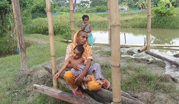 অসহায় মায়ের ৫০০ টাকার ভাড়ার জন্য চুল বিক্রি, তবু জোটেনি ঘর রেললাইনের পাশে দুই সন্তান নিয়ে রেহানার মানবেতর জীবন; সরকারি আবাসন-সহায়তা কোথায়? বাঁশের কাঠামো পড়ে আছে মাসের পর মাস—একজন অসহায় মায়ের আকুতি, ‘সরকার আমাকে একটা ঘর দিক’ অসহায় মায়ের ৫০০ টাকার ভাড়ার জন্য চুল বিক্রি, তবু জোটেনি ঘর রেললাইনের পাশে দুই সন্তান নিয়ে রেহানার মানবেতর জীবন; সরকারি আবাসন-সহায়তা কোথায়? বাঁশের কাঠামো পড়ে আছে মাসের পর মাস—একজন অসহায় মায়ের আকুতি, ‘সরকার আমাকে একটা ঘর দিক’