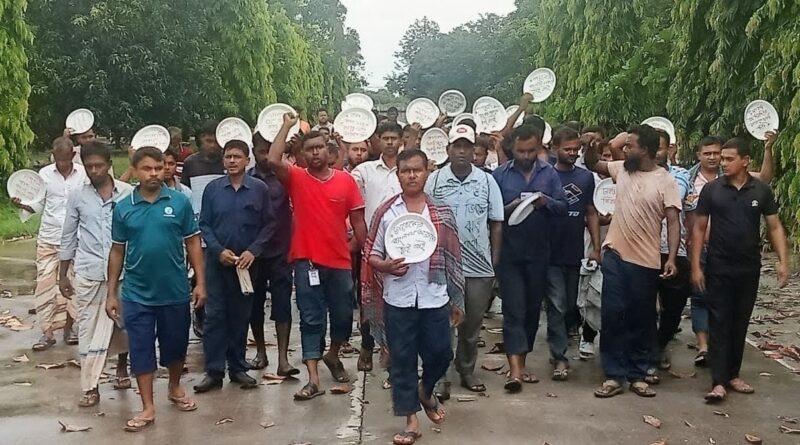 বড়পুকুরিয়ায় খনির ১৬৮ শ্রমিকে পুনর্বহালের দাবিতে লাগাতার আন্দোলন চলছে