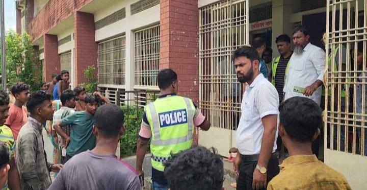 শিশুছাত্রীর হাতে ‘ওয়াশরুমে আসো’ লিখে দিলেন শিক্ষক,