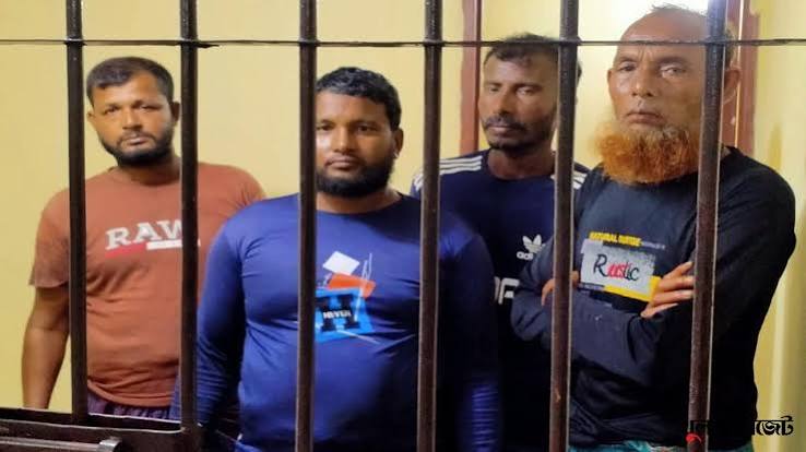 বিশ্ব ঐতিহ্য সুন্দরবনে রাতের অভিযানে ডিঙি নৌকাসহ ৪ জন আটক