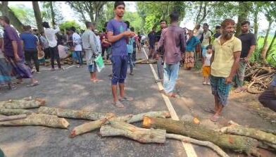কৃষকের মাঠে ময়লার ভাগাড়, প্রতিবাদে মহাসড়ক অবরোধ