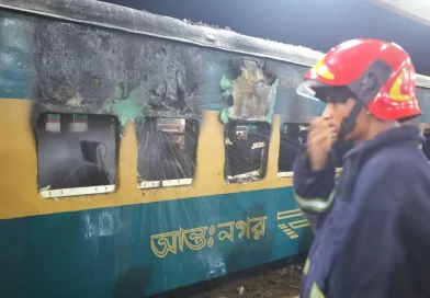 কমলাপুরে দাঁড়িয়ে থাকা ট্রেনের কোচে আগুন