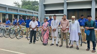 দায়িত্ব পালনে গতি বাড়াতে সাপাহারে ৫৫ জন গ্রাম পুলিশ পেলেন বাইসাইকেল দায়িত্ব পালনে গতি বাড়াতে সাপাহারে ৫৫ জন গ্রাম পুলিশ পেলেন বাইসাইকেল
