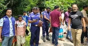 বাগেরহাটে রেণুপোনা ব্যবসায়ীর বাড়িতে ডাকাতির অভিযোগ বোমা বিস্ফোরণে আতঙ্ক, নারীসহ আহত ৩; স্বর্ণের চেইন ও মোবাইল ফোন ছিনিয়ে নেওয়ার দাবি