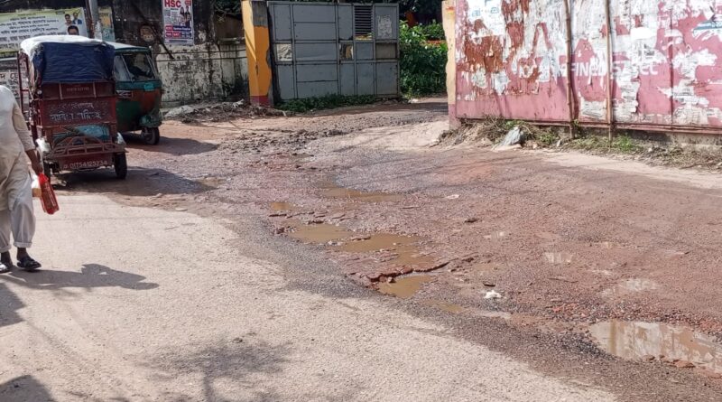 আবুল খায়েরের ভারী যানবাহনে হান্নান সড়ক ক্ষতিগ্রস্ত, দুর্ভোগে শিক্ষার্থী ও পথচারী
