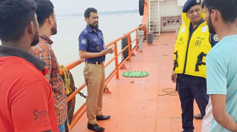 পিরোজপুরে জাহাজ থেকে ২৩৬ পিস ইয়াবা ও মাদক বিক্রির টাকা উদ্ধার, নাবিক গ্রেপ্তার পিরোজপুরে জাহাজ থেকে ২৩৬ পিস ইয়াবা ও মাদক বিক্রির টাকা উদ্ধার, নাবিক গ্রেপ্তার