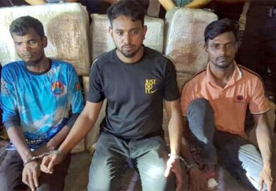 গাড়ির গোপন কুঠুরিতে ১২০ কেজি গাঁজা, মোংলায় তিন মাদক কারবারি আটক বিশেষ কৌশলে মাদকের বড় চালান পরিবহনের অভিযোগ; জব্দ করা হয়েছে মাদক বহনকারী গাড়ি