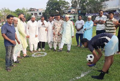 সান্তাহারে ফুটসাল ফুটবল টুর্নামেন্টের শুভ উদ্বোধন করেন সাবেক পৌর মেয়র তোফাজ্জল হোসেন ভুট্টু