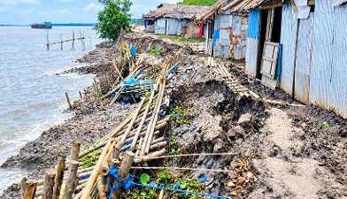 নদীভাঙনে বিলীনের শঙ্কা, নতুন জীবনের স্বপ্ন বানিয়াশান্তায় পশুর নদের পাড়ে অস্তিত্বের সংকটে প্রায় ৪২০ বাসিন্দা; যৌন পেশা ছাড়তে চান অনেক নারী, দাবি টেকসই বাঁধ, নিরাপদ পুনর্বাসন ও বিকল্প কর্মসংস্থানের