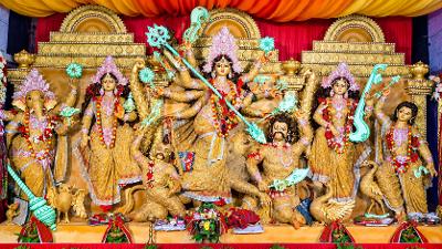চিনিগুঁড়া ধানে দুর্গাপ্রতিমা, খুলনায় নজর কাড়ছে ব্যতিক্রমী শিল্পকর্ম প্রায় ৩০ কেজি ধানের দানায় দেবী দুর্গা; চার ভাস্করের দেড় মাসের পরিশ্রমে কৃষি ও বাংলার ঐতিহ্যের অনন্য মেলবন্ধন চিনিগুঁড়া ধানে দুর্গাপ্রতিমা, খুলনায় নজর কাড়ছে ব্যতিক্রমী শিল্পকর্ম প্রায় ৩০ কেজি ধানের দানায় দেবী দুর্গা; চার ভাস্করের দেড় মাসের পরিশ্রমে কৃষি ও বাংলার ঐতিহ্যের অনন্য মেলবন্ধন