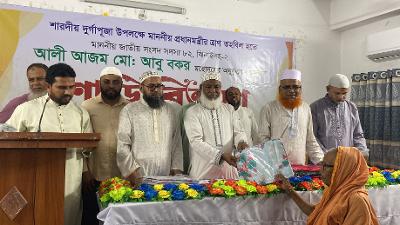 ঝিনাইদহে দুর্গাপূজা উপলক্ষে সনাতন ধর্মাবলম্বীদের মাঝে শাড়ি বিতরণ