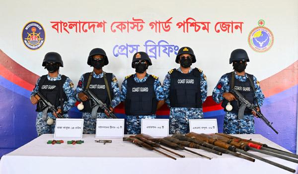 দস্যুরা পালাল, পড়ে রইল অস্ত্রের ভাণ্ডার সুন্দরবনে কোস্ট গার্ডের অভিযানে ৬ বন্দুক, ৩ এয়ারগান ও ১৪ রাউন্ড তাজা কার্তুজ উদ্ধার দস্যুরা পালাল, পড়ে রইল অস্ত্রের ভাণ্ডার সুন্দরবনে কোস্ট গার্ডের অভিযানে ৬ বন্দুক, ৩ এয়ারগান ও ১৪ রাউন্ড তাজা কার্তুজ উদ্ধার